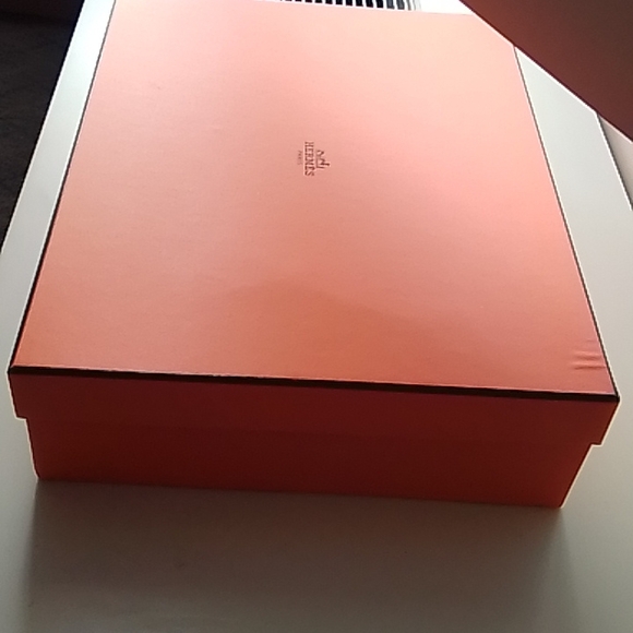 Authentic Hermes Gift Box with Tissue Paper & 2 Card Holders. - Picture 2 of 11